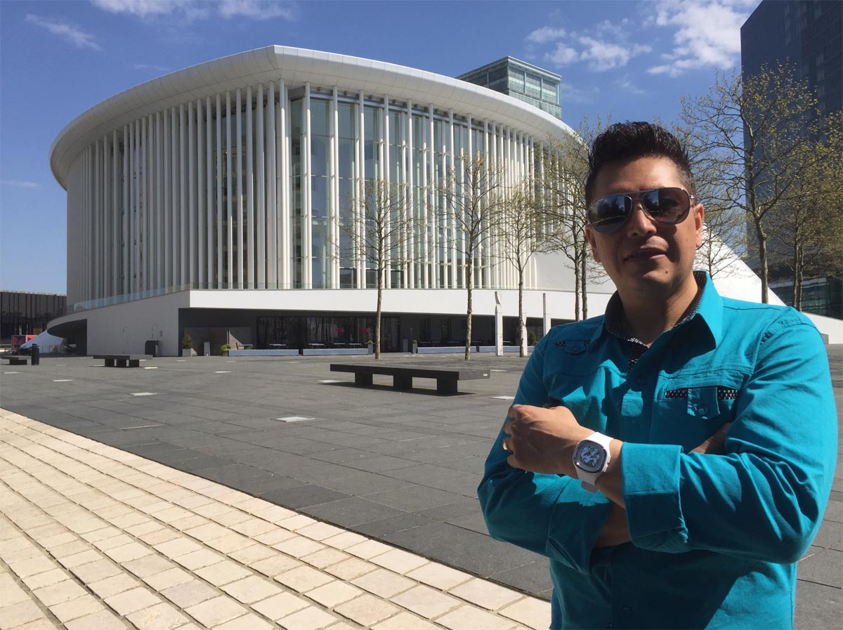 William Castañeda Esteban à côté de la Philharmonie de Luxembourg oeuvre de l'architecte Christian de Portzamparc