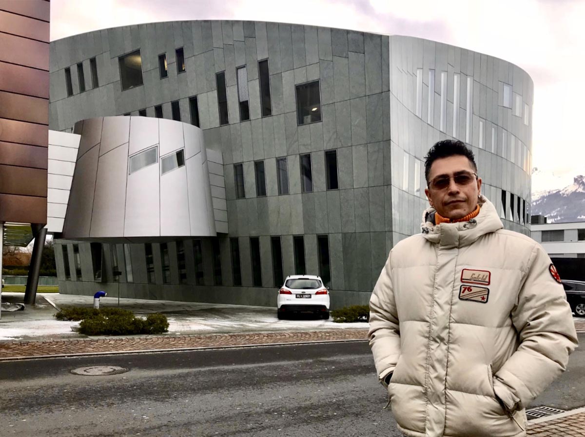 William Castañeda Esteban à côté de Centrum Bank Vaduz (Vaduz - Liechtenstein) oeuvre de l'architecte Hans Hollein
