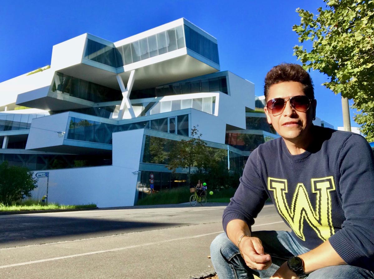 William Castañeda Esteban à côté d'Actelion Business (Bâle - Suisse) oeuvre de l'architecte Herzog & de Meuron