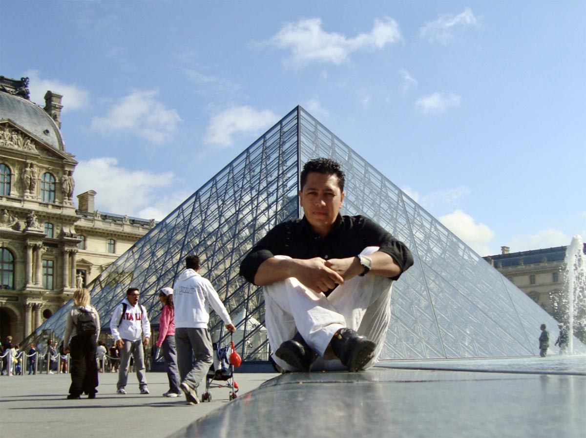 William Castañeda Esteban à côté de la Pyramide du Louvre (Paris - France) oeuvre de l'architecte I.M. Pei