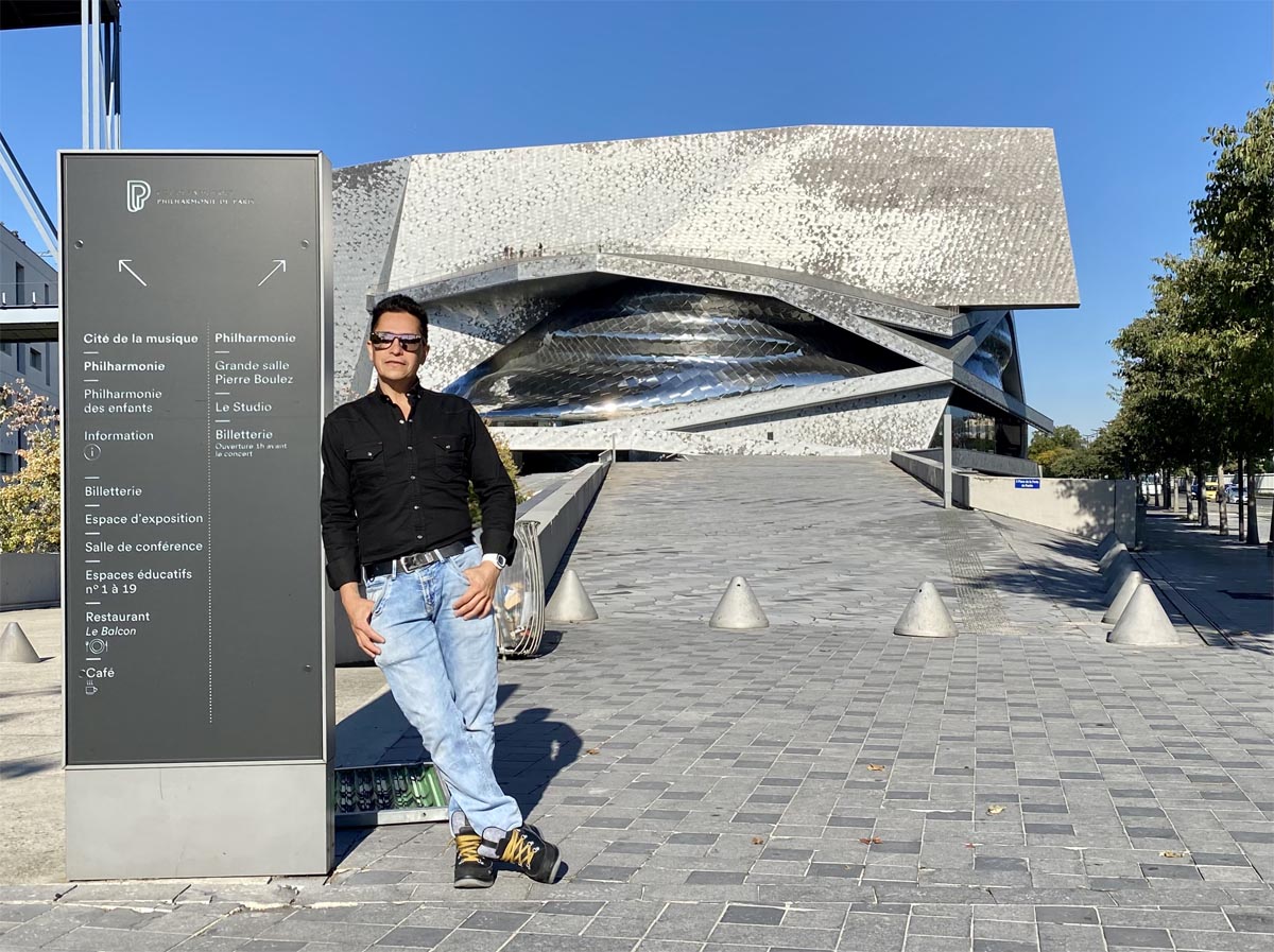 William Castañeda Esteban à côté de la Philharmonie (Paris - France) oeuvre de l'architecte Jean Nouvel