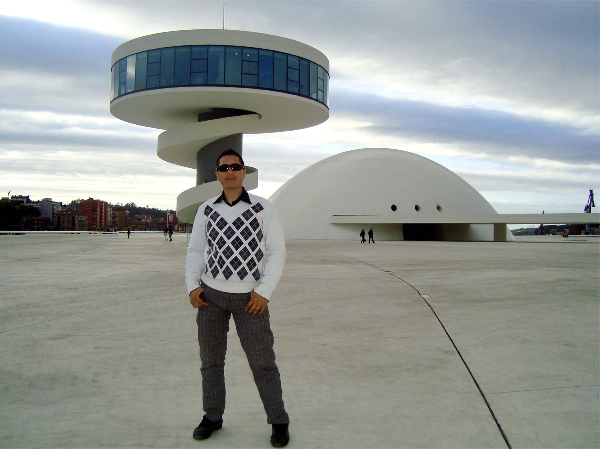 William Castañeda Esteban à côté du Centre Niemeyer (Aviles - Espagne) oeuvre de l'architecte Oscar Niemeyer