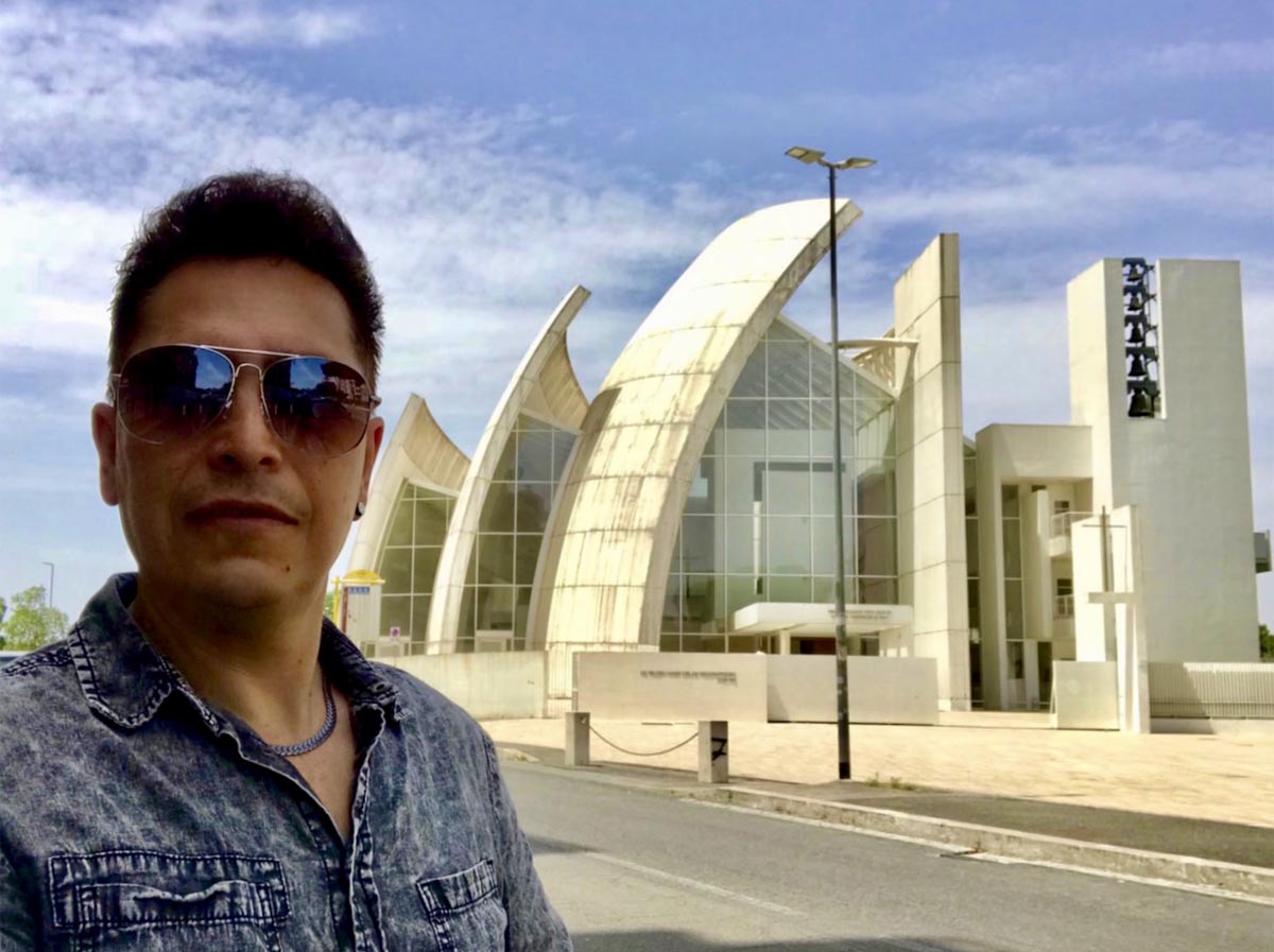 William Castañeda Esteban à côté de l'Église du Jubilé (Rome - Italie) oeuvre de l'architecte Richard Meier