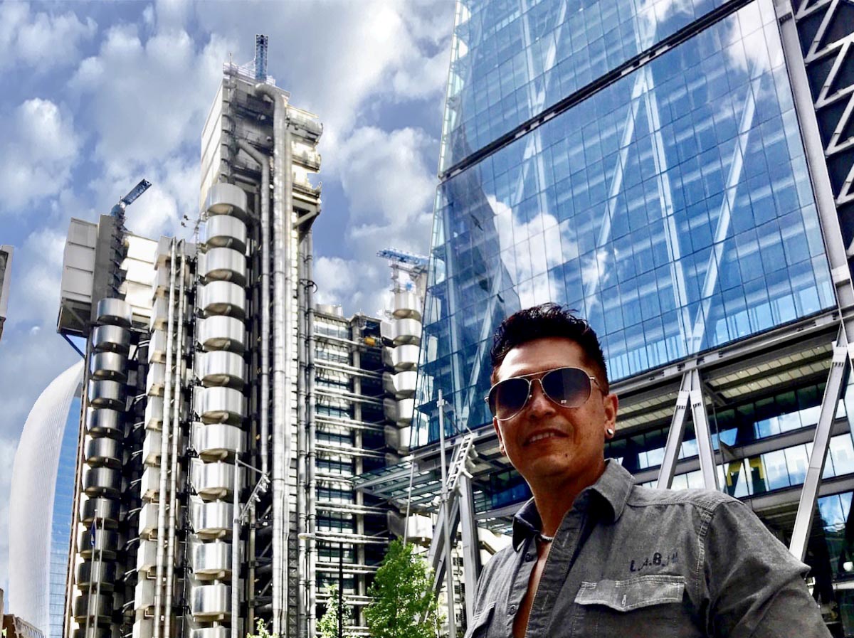 William Castañeda Esteban à côté du Lloyds (Londres - Royaume-Uni) oeuvre de l'architecte Richard Rogers