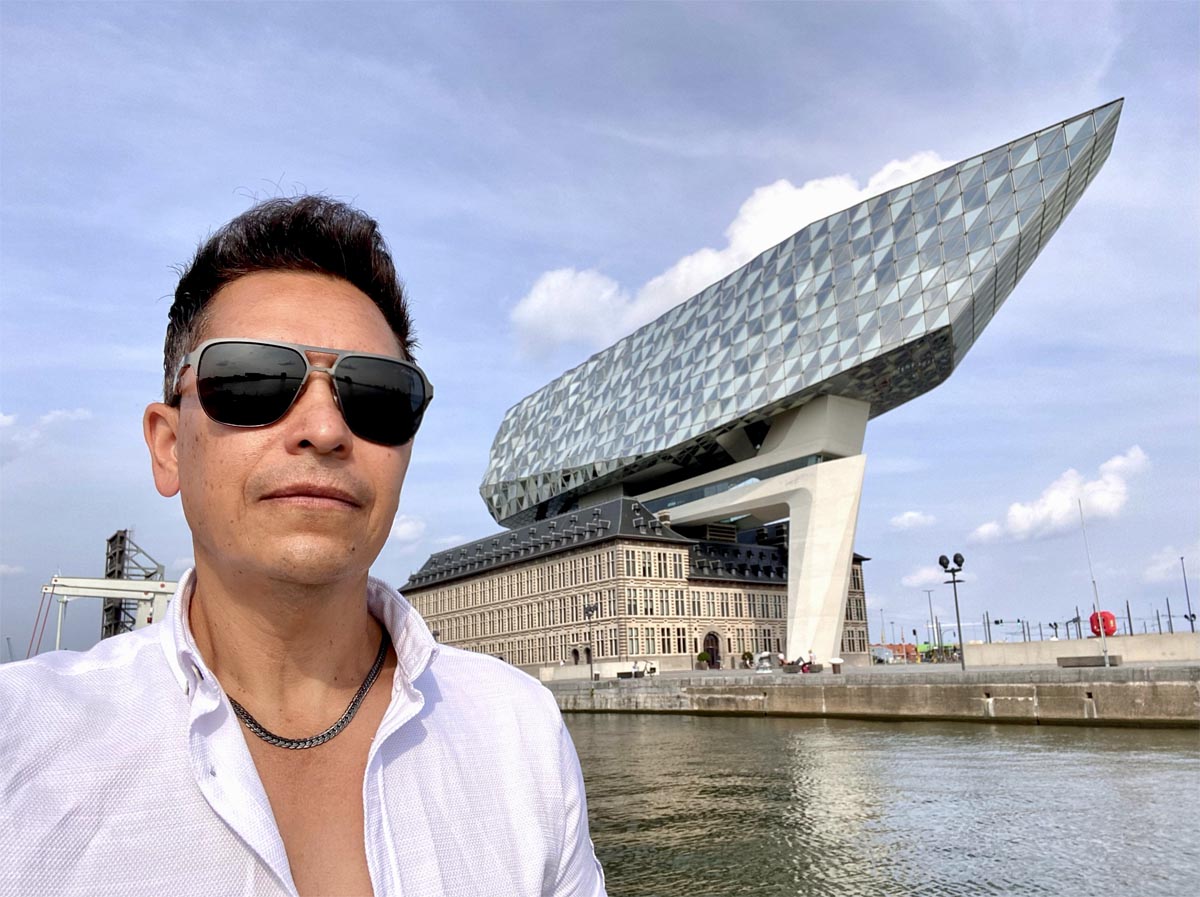 William Castañeda Esteban à côté de l'Autorité portuaire (Anvers - Belgique) oeuvre de l'architecte Zaha Hadid